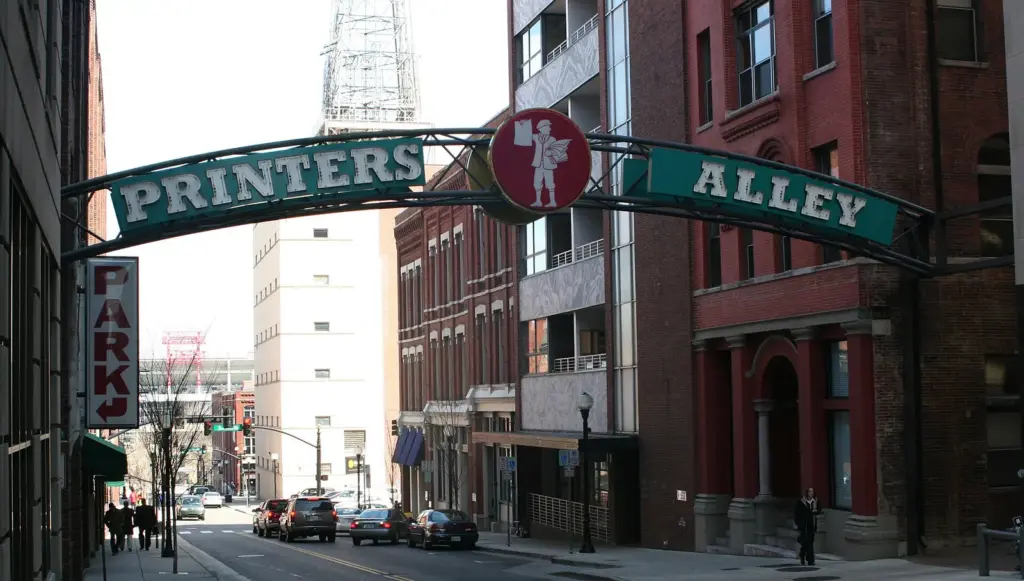 The arched Printers Alley sign over the entrance to the alley in downtown Nashville